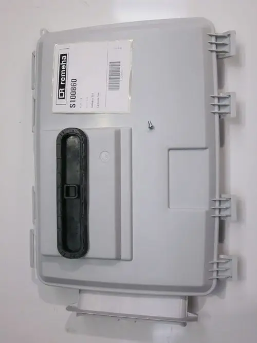 Gehäuse in Grau von Remeha mit einem schwarzen Schließmechanismus und einer Etikettierung auf der Vorderseite, ohne weitere sichtbare Kennzeichnungen.